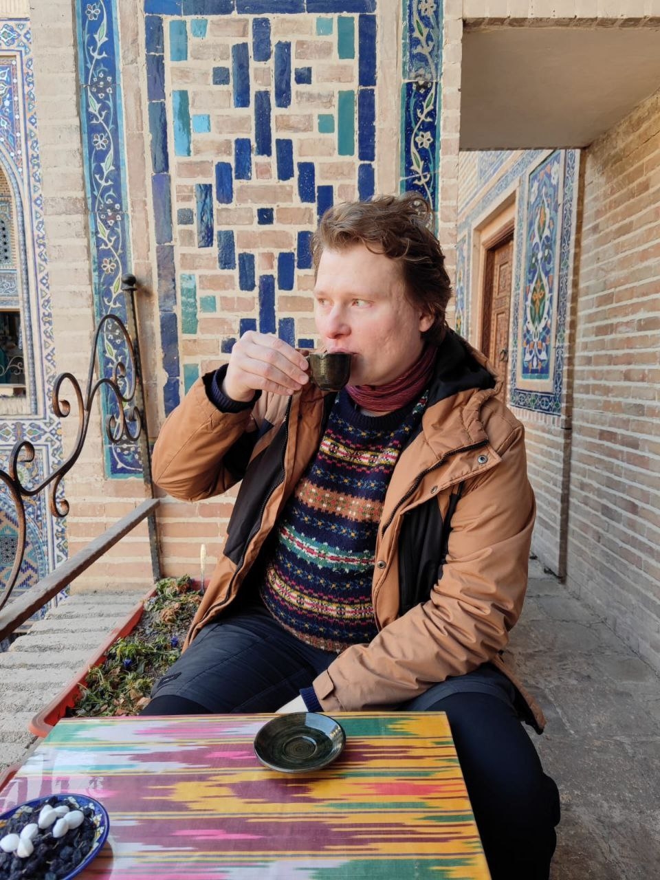 пью кофе в медресе Улугбека, где бесплатно получали лучшее образование ученые мужи со всего света